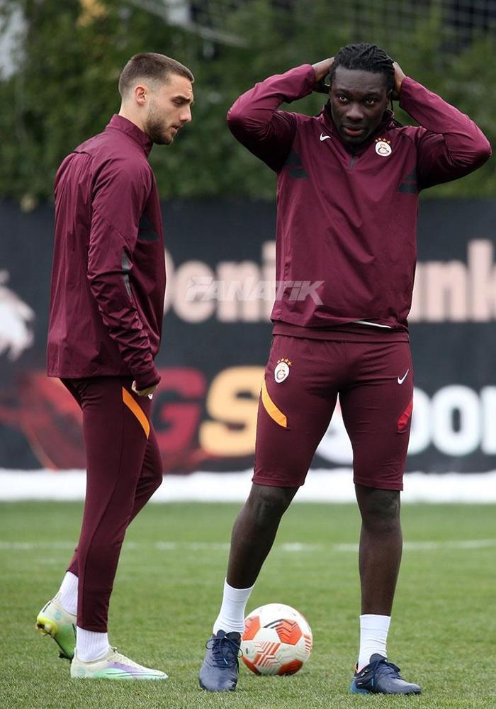 Galatasaray, Barcelona maçı hazırlıklarını tamamladı İdmanda dikkat çeken görüşme