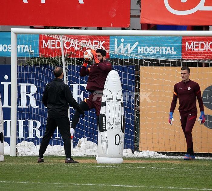 Galatasaray, Barcelona maçı hazırlıklarını tamamladı İdmanda dikkat çeken görüşme
