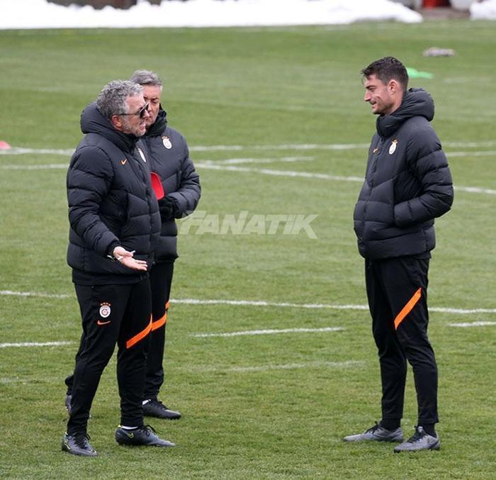 Galatasaray, Barcelona maçı hazırlıklarını tamamladı İdmanda dikkat çeken görüşme