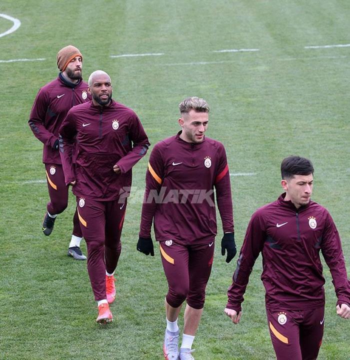 Galatasaray, Barcelona maçı hazırlıklarını tamamladı İdmanda dikkat çeken görüşme