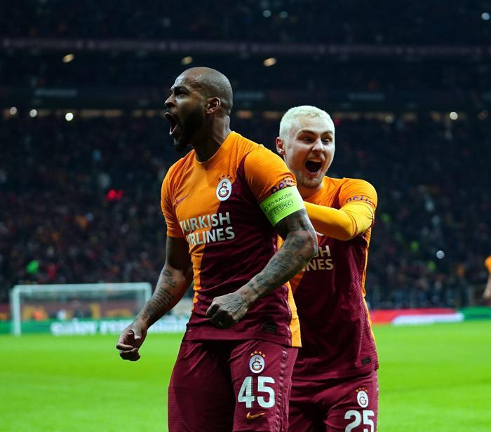 Galatasaray - Barcelona maçında Marcao yıktı geçti İşte o anlar...