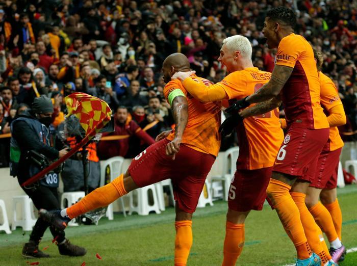 Galatasaray - Barcelona maçında Marcao yıktı geçti İşte o anlar...