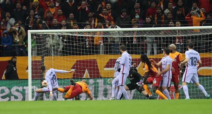 Galatasaray - Barcelona maçında Marcao yıktı geçti İşte o anlar...