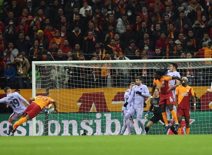 Galatasaray - Barcelona maçında Marcao yıktı geçti İşte o anlar...