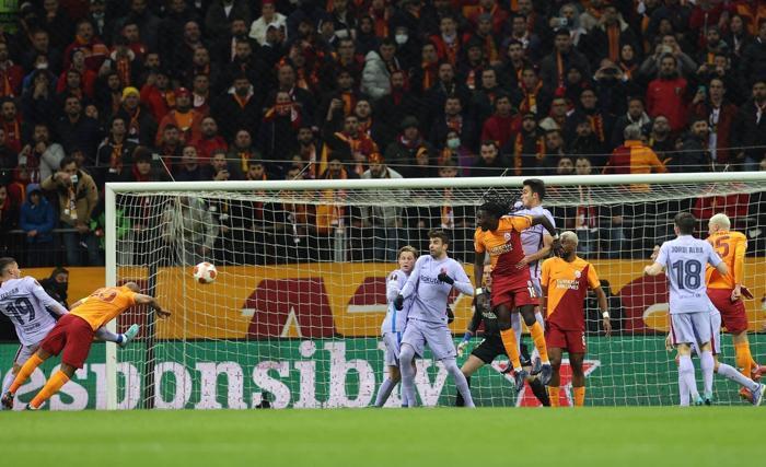 Galatasaray - Barcelona maçında Marcao yıktı geçti İşte o anlar...