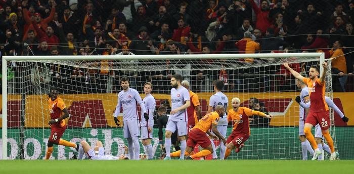 Galatasaray - Barcelona maçında Marcao yıktı geçti İşte o anlar...