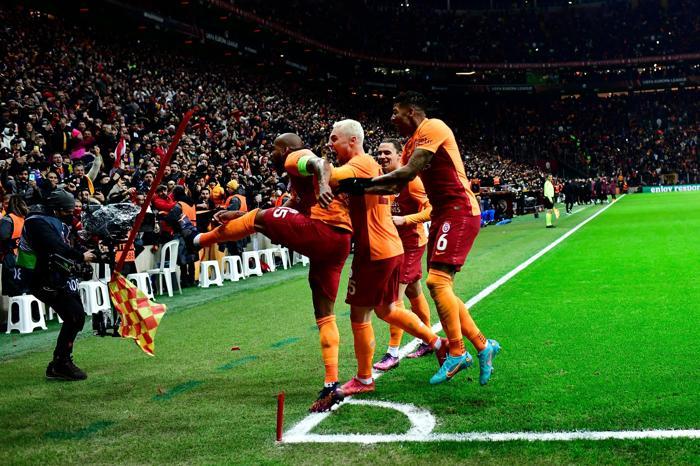 Galatasaray - Barcelona maçında Marcao yıktı geçti İşte o anlar...