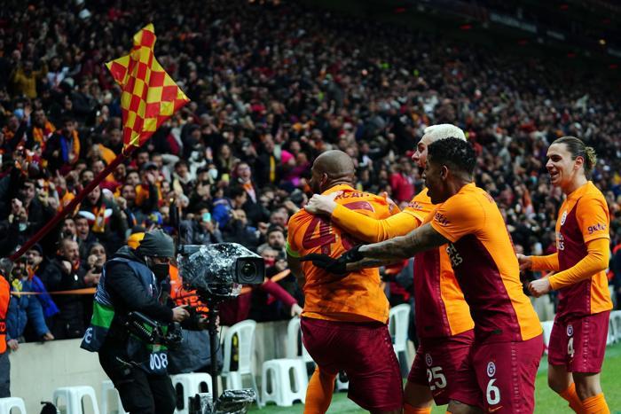 Galatasaray - Barcelona maçında Marcao yıktı geçti İşte o anlar...