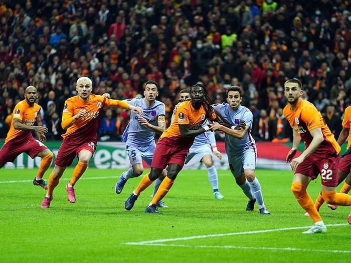 Galatasaray Barcelonaya kaybetti Fanatik yazarları bu maçı değerlendirdi
