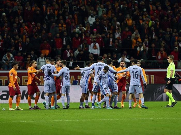 Galatasaray Barcelonaya kaybetti Fanatik yazarları bu maçı değerlendirdi