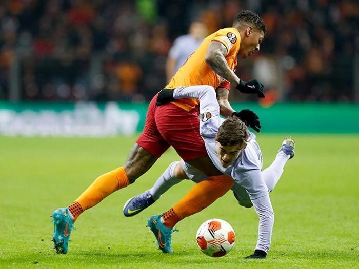 Galatasaray Barcelonaya kaybetti Fanatik yazarları bu maçı değerlendirdi