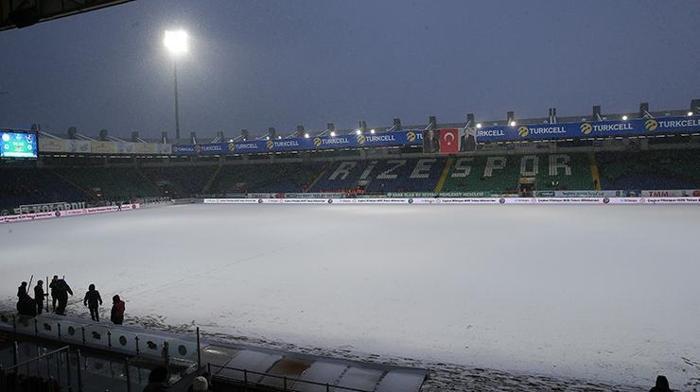 Son dakika Çaykur Rizespor - Trabzonspor öncesi alarm Taraftarlar kar temizliği yaptı