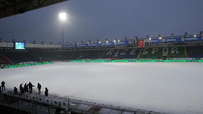 Son dakika Çaykur Rizespor - Trabzonspor öncesi alarm Taraftarlar kar temizliği yaptı