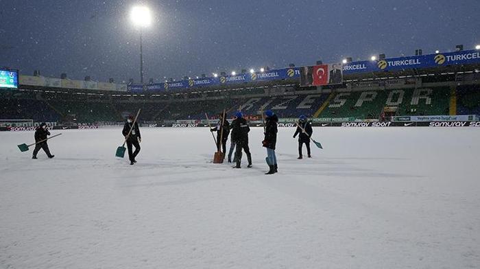 Son dakika Çaykur Rizespor - Trabzonspor öncesi alarm Taraftarlar kar temizliği yaptı