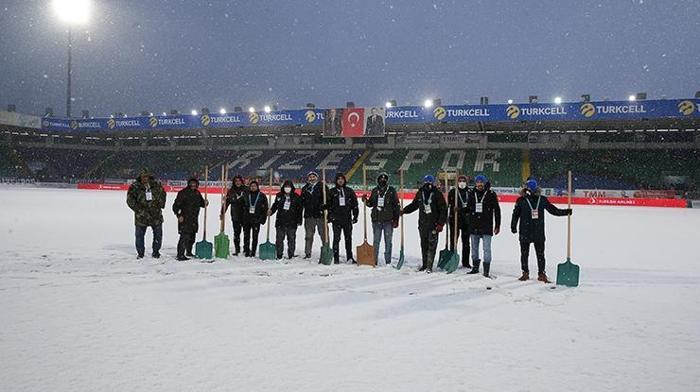 Son dakika Çaykur Rizespor - Trabzonspor öncesi alarm Taraftarlar kar temizliği yaptı