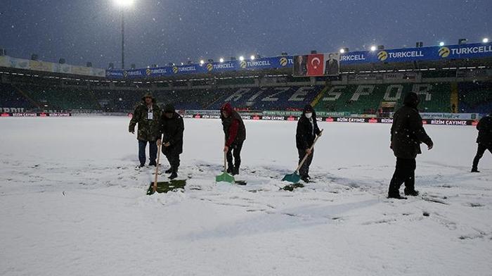 Son dakika Çaykur Rizespor - Trabzonspor öncesi alarm Taraftarlar kar temizliği yaptı