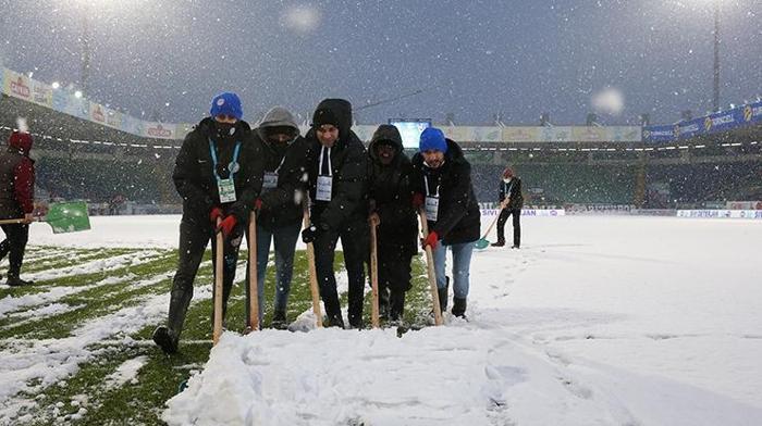 Son dakika Çaykur Rizespor - Trabzonspor öncesi alarm Taraftarlar kar temizliği yaptı