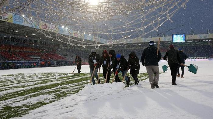 Son dakika Çaykur Rizespor - Trabzonspor öncesi alarm Taraftarlar kar temizliği yaptı