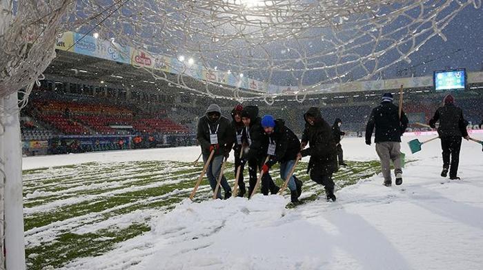 Son dakika Çaykur Rizespor - Trabzonspor öncesi alarm Taraftarlar kar temizliği yaptı