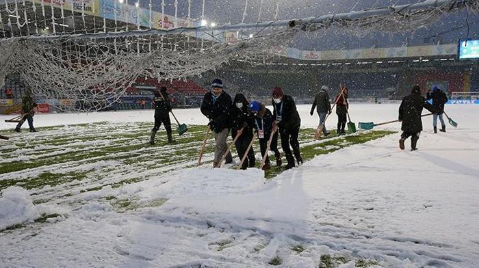 Son dakika Çaykur Rizespor - Trabzonspor öncesi alarm Taraftarlar kar temizliği yaptı