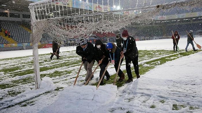 Son dakika Çaykur Rizespor - Trabzonspor öncesi alarm Taraftarlar kar temizliği yaptı