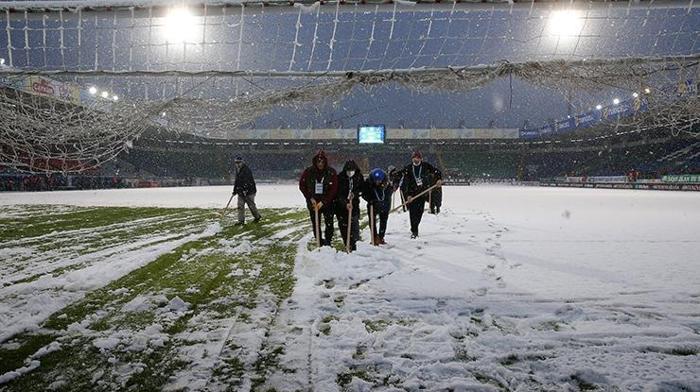 Son dakika Çaykur Rizespor - Trabzonspor öncesi alarm Taraftarlar kar temizliği yaptı