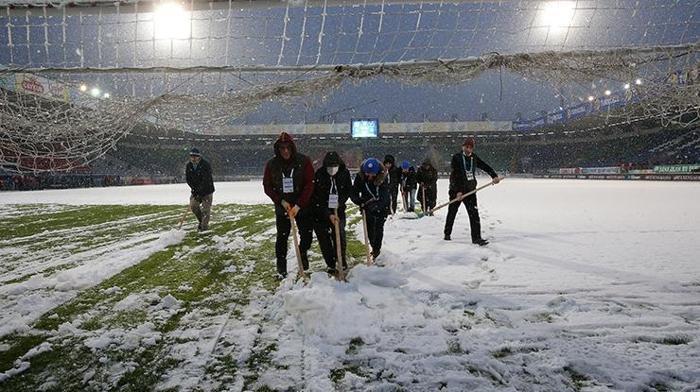 Son dakika Çaykur Rizespor - Trabzonspor öncesi alarm Taraftarlar kar temizliği yaptı