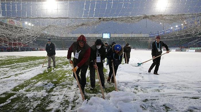 Son dakika Çaykur Rizespor - Trabzonspor öncesi alarm Taraftarlar kar temizliği yaptı