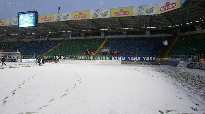 Son dakika Çaykur Rizespor - Trabzonspor öncesi alarm Taraftarlar kar temizliği yaptı