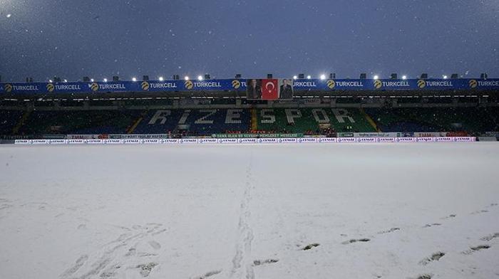 Son dakika Çaykur Rizespor - Trabzonspor öncesi alarm Taraftarlar kar temizliği yaptı