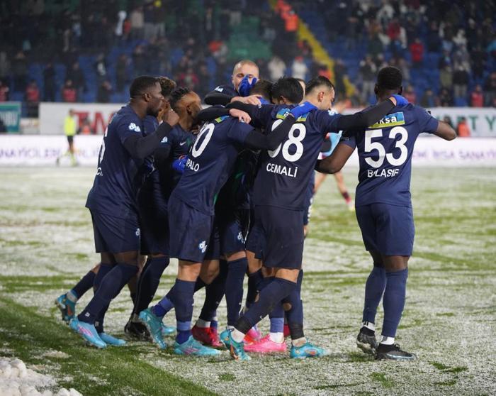 Fanatik yazarları Çaykur Rizespor - Trabzonspor mücadelesini yazdı