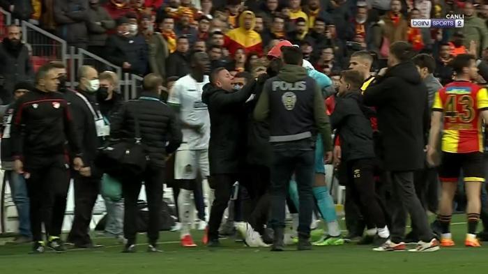 Göztepe-Alanyaspor maçı bitti, sinirler gerildi İrfan Can Eğribayat ile taraftarlar arasında gerginlik...