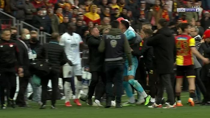 Göztepe-Alanyaspor maçı bitti, sinirler gerildi İrfan Can Eğribayat ile taraftarlar arasında gerginlik...