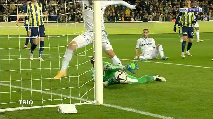 Fenerbahçe-Konyaspor ve Gaziantep FK-Galatasaray karşılaşmasının tartışmalı pozisyonlarını Deniz Çoban yorumladı: Kırmızı kart ve penaltı atlandı