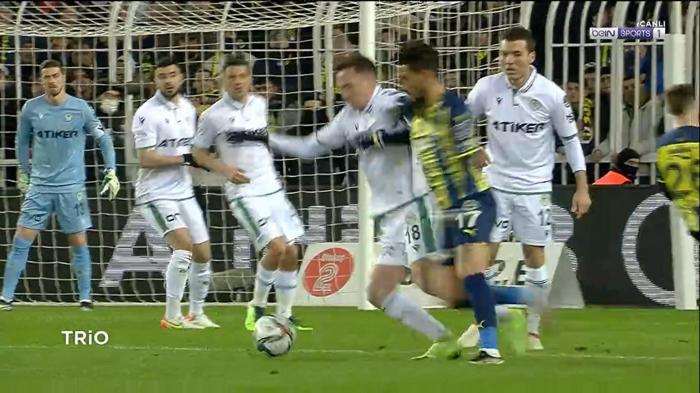 Fenerbahçe-Konyaspor ve Gaziantep FK-Galatasaray karşılaşmasının tartışmalı pozisyonlarını Deniz Çoban yorumladı: Kırmızı kart ve penaltı atlandı