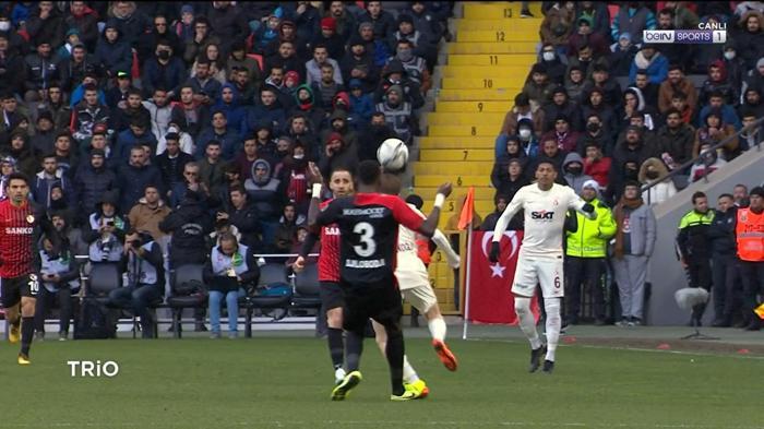 Fenerbahçe-Konyaspor ve Gaziantep FK-Galatasaray karşılaşmasının tartışmalı pozisyonlarını Deniz Çoban yorumladı: Kırmızı kart ve penaltı atlandı