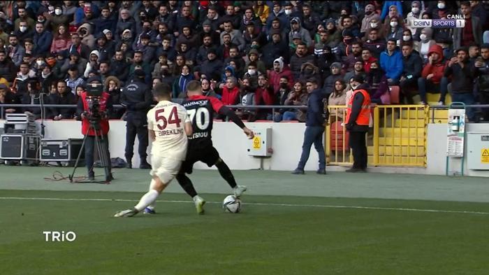 Fenerbahçe-Konyaspor ve Gaziantep FK-Galatasaray karşılaşmasının tartışmalı pozisyonlarını Deniz Çoban yorumladı: Kırmızı kart ve penaltı atlandı