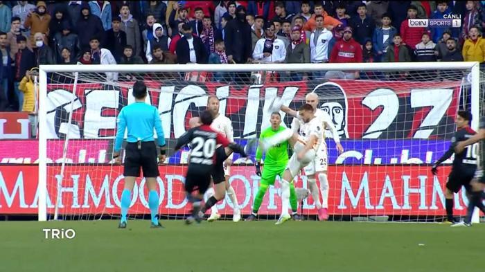 Fenerbahçe-Konyaspor ve Gaziantep FK-Galatasaray karşılaşmasının tartışmalı pozisyonlarını Deniz Çoban yorumladı: Kırmızı kart ve penaltı atlandı