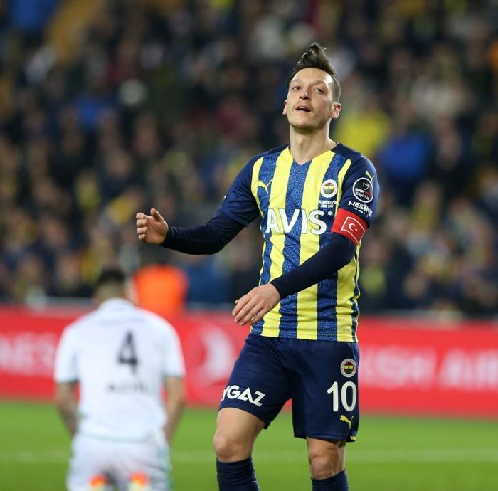 Kim tutar Fenerbahçeyi Fenerbahçe - Konyaspor maçını Fanatik yazarları değerlendirdi