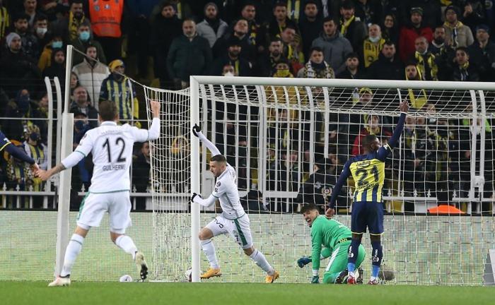 Kim tutar Fenerbahçeyi Fenerbahçe - Konyaspor maçını Fanatik yazarları değerlendirdi