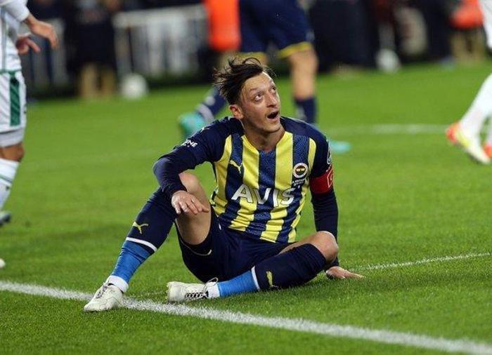Son dakika Fenerbahçe transfer haberi Kadro dışı kalan Mesut Özilin yeni rotası belli oldu