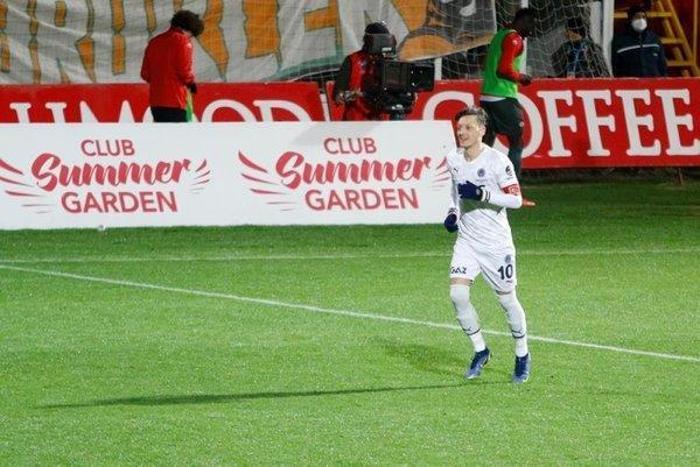 Son dakika Fenerbahçe transfer haberi Kadro dışı kalan Mesut Özilin yeni rotası belli oldu
