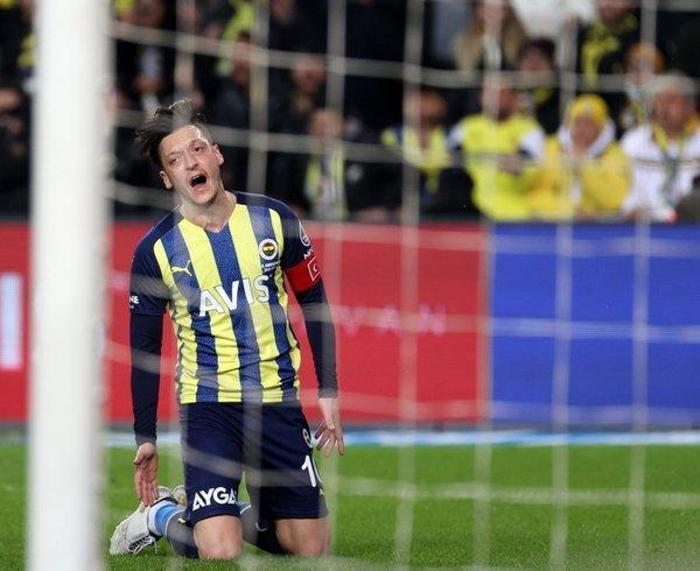 Son dakika Fenerbahçe transfer haberi Kadro dışı kalan Mesut Özilin yeni rotası belli oldu