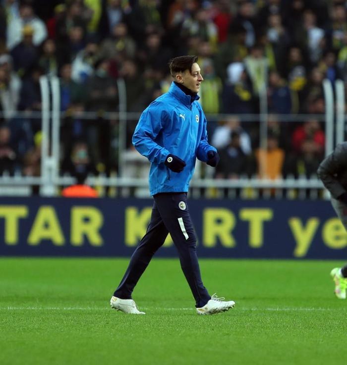 Son dakika Fenerbahçe transfer haberi Kadro dışı kalan Mesut Özilin yeni rotası belli oldu