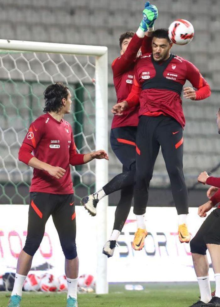 Son dakika haberi A Milli Takımın İtalya maçı ilk 11i...