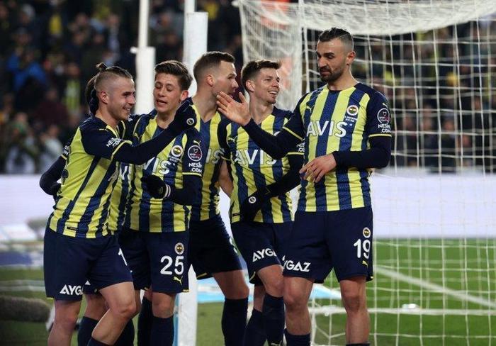 Son dakika Fenerbahçe transfer haberi Sarı lacivertlilerin tarihine geçecek Attila Szalai rekor kırarak gidebilir