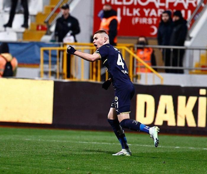 Son dakika Fenerbahçe transfer haberi Sarı lacivertlilerin tarihine geçecek Attila Szalai rekor kırarak gidebilir