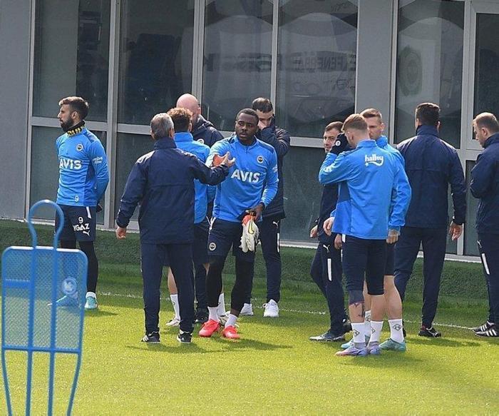 Son dakika: Fenerbahçeye 2 dünyaca ünlü hocadan kötü haber