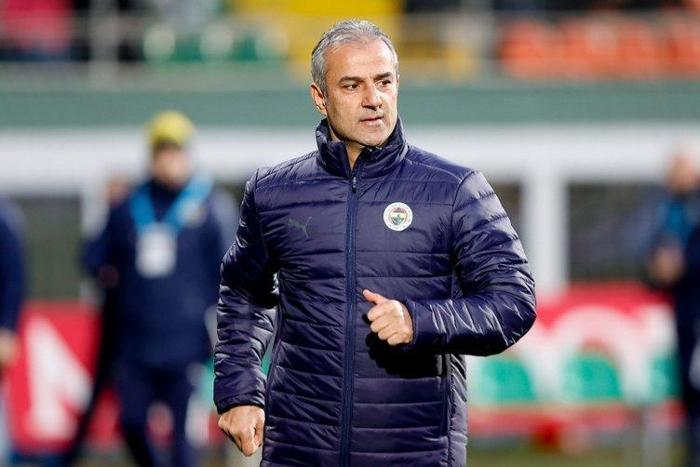 Son dakika: Fenerbahçeye 2 dünyaca ünlü hocadan kötü haber