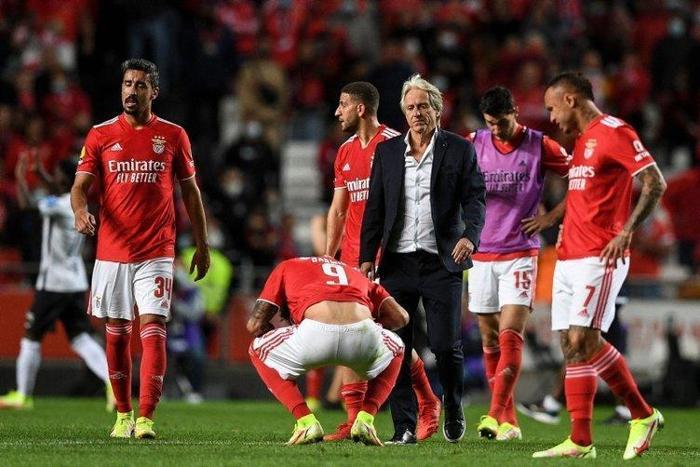 Son dakika: Fenerbahçeye 2 dünyaca ünlü hocadan kötü haber